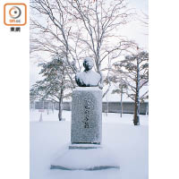 蒸餾所範圍可找到竹鶴政孝像，到訪時像身鋪上一層白雪。
