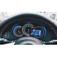 三圈式儀錶板，右方屏幕顯示豐富行車資訊。