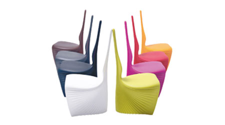 Biophilia Chair<br>猶如尖塔的椅背設計，啟發於聖家大教堂，透過塑模技術製作。為品牌Vondom設計，共有8種顏色選擇，全部鮮艷奪目。