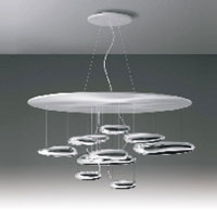 Mercury Soffitto<br>2008年於米蘭家具設計展發表，鋁盤下隨機懸吊着如水銀珠滴的部件，緩緩的擺動營造出波光流轉，富有未來感。