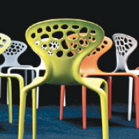 Supernatural<br>椅身框架的內部結構利用兩層玻璃纖維增強硬度，原版外還推出了穿孔版本，當光線照射時，光影效果能增強空間美感。