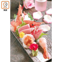 刺身<br>吞拿魚腩、牡丹蝦、金目鯛，以及夾住海膽和三文魚子的北海道帶子，全部海產均是每日從日本直送，鮮甜肥美。