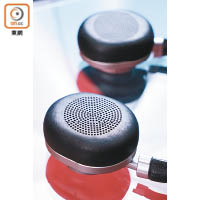 採用40mm鈹震膜單元，令耳機重量只有240g，加上耳墊柔軟透氣，戴得舒服。