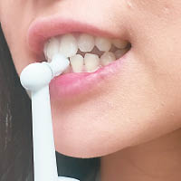 強力旋轉刷頭，能深入清除牙齒表面的牙菌膜及牙石。