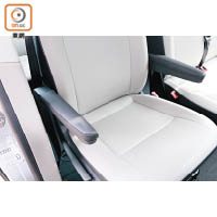 駕駛席兩側都設有手枕，有助減少手部疲勞。