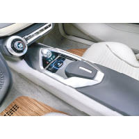 透過旋鈕式波棍後方的多功能觸控板，可輕鬆操控車上配置。