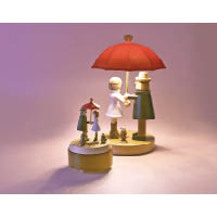 還記得N年前一首《雨夜的浪漫》嗎？台灣文創品牌Wooderful life的木製家居燈「情人傘下的甜蜜」與音樂盒「愛的小雨傘音樂鈴」，將浪漫的畫面形象化，可為安樂窩添加溫馨甜蜜。$378/音樂盒、$518/家居燈（f）