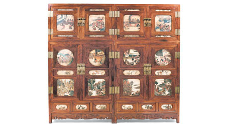 頂箱櫃一對<br>屬於17世紀的家具，以黃花梨打造，鑲嵌在門板上的大理石面板，呈現《三國演義》的情節。