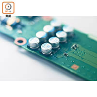DAC採用Nippon Chemi-con MELODIO系列發燒級電容以改善音色。