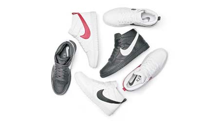 NikeLab Dunk Lux Chukka×RT有3種顏色選擇，分別是黑配白、白配紅及白配黑，小記認為黑配白版本最具Riccardo Tisci味道！