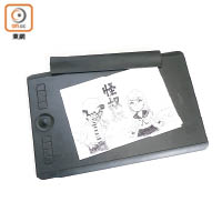 Intuos Pro Paper Edition頂部可夾實紙張記錄筆觸，另可作一般繪圖板使用。<br>體積： 338×219×8mm（Medium）、430×287×8mm（Large）<br>重量：700g（Medium）、 1.3kg（Large）<br>售價：$3,380~$4,380<br>