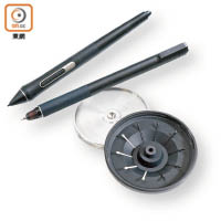 跟機附有專用墨水筆和Pro Pen 2繪圖筆，以及鋼製畫筆筆座。