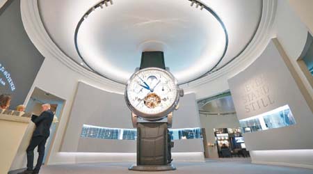 A. Lange & Söhne展館中央設有Tourbograph Perpetual「Pour le Mérite」巨型裝置，裝置上更設有巨型陀飛輪，設計精細。