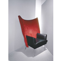 Usak<br>誇張的大紅色椅背，為扶手椅增添不少華麗感。