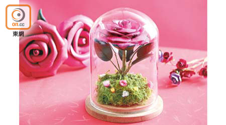 用玻璃瓶展示皮革玫瑰花，可令心思花卉歷久常新。