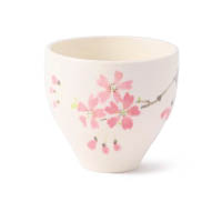 簡單印上櫻花圖案的陶瓷杯，忙碌時也可以偷閒邊呷茶邊賞櫻。