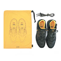 隨鞋附送橙色索繩鞋袋（只限KURA CHIKA店購買）及一雙黑色白點圓身鞋帶。