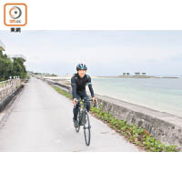 福木林道旁的海邊亦設單車道，仲可遠眺伊江島美景。