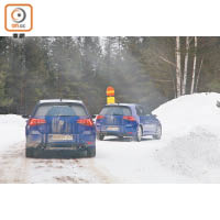 在冰雪路段駕駛，無論是在直路或入彎，車速宜慢不宜快。