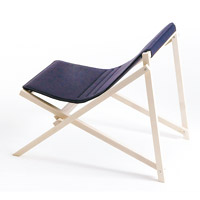 Aito<br>輕身易用的摺椅，同樣以不對稱的木結構為設計概念，利用了桑樹的木來作支架，並加入纖維物料製成。