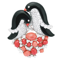 Pingouins企鵝造型胸針，以白K金、玫瑰金鑲嵌圓形鑽石、珊瑚及縞瑪瑙打造。個別定價 (A)