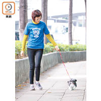 雖然Cici的膝蓋移位，但獸醫建議牠要保持適量運動，故Vivian會定時帶牠出外散步。
