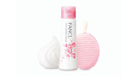 FANCL櫻花限量版淨肌補濕潔面粉 $155/50g、櫻花限量版深層潔淨洗面撲$58（A）<br>能造出綿密的蛋白彈力泡泡，配以「水凝氨基酸潔淨補濕成分」，能發揮潔淨及鎖水功效。加上清新的粉紅色櫻花包裝，令洗面也成為一件樂事。