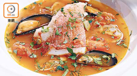 清蒸東星斑配地中海魚湯<br>利用東星斑魚頭和魚骨，配以香草來熬湯，鮮味濃郁。