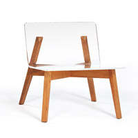 1974 Lounge Chair：相比起1974 Chair，採用了顏色較深的木腳，椅身較低。