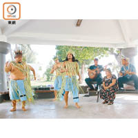 卡若蘭族舞延續祖先孔武有力的傳統，而查莫洛族舞則顯得分外柔情。