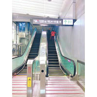 在台北站轉乘其他捷運線，大約要步行15分鐘。