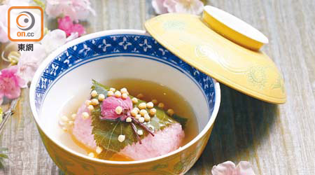 煮帶子櫻花餅<br>京都傳統櫻花料理之一，造型精緻，還富陣陣花香氣息，爽甜帶子更添加清甜味道。