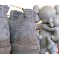 鞋踭用上了Kaws Companion公仔最經典的「孖X」圖案為核心設計，俗啲講成對鞋最值錢就係呢個位。