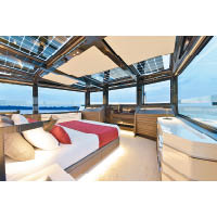 5艙室版的玻璃房為主人套房，三面舷窗加上玻璃天花設計，躺在床上相當寫意。