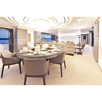 主沙龍區的客飯廳空間寬闊典雅，一貫意式風格。