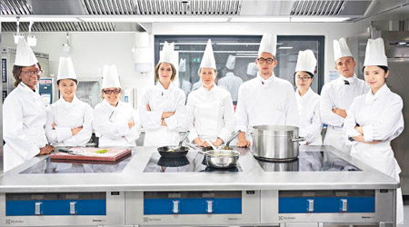 「瑞士烹飪藝術主題遊學課程」的學員將有機會到廚藝大學上課，並由大學講師親自教授。
