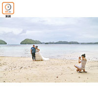 除了水上活動，亦有不少遊客來拍攝婚紗照。