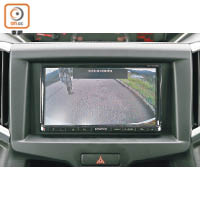 中控台上的輕觸式屏幕對應車上的音響系統及後泊鏡頭，方便掌握汽車情況。