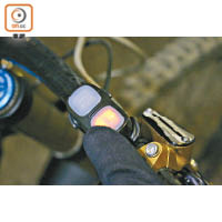 藍牙遙控器可安裝於單車手柄上，轉左轉右一按打燈。