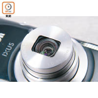 鏡頭支援8倍變焦，提供28~224mm焦段，並具有1cm微距拍攝能力。