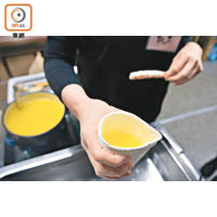 天婦羅的炸衣其實是由這杯淺黃色蠟液所製，製作時切記要快手。