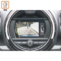 中控台屏幕連接後泊鏡頭，倒車時更安全。