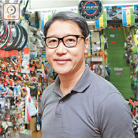 夏偉光先生不但踩遍香港路徑，更曾遠征日本和台灣，近年則愛到內地踩單車。