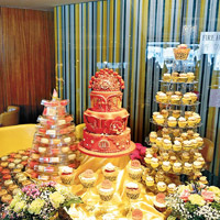 Pippa為韓國籍新郎和本地新娘打造的中式鳳冠結婚蛋糕，配以自家設計的Candy Corner，即使是外籍新郎也覺滿意。