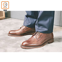 褲腳完全蓋過皮鞋頂部，不但方便走路，更可避免褲腳翻起而露出襪子。