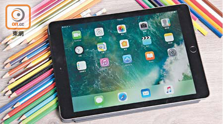 新iPad備有9.7吋2,048×1,536解像度Retina屏幕，提供金、銀及太空灰三色機身選擇。<br>售價：$2,588（32GB Wi-Fi）、$3,388（128GB Wi-Fi）、$3,588（32GB Wi-Fi＋Cellular）、$4,388（128GB Wi-Fi＋Cellular）