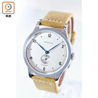Longines Heritage 1945取材自著名鐘錶網站Hodinkee創辦人所擁有的一枚古董Longines腕錶。暖色系的啞銅色錶面襯以天鵝絨般的復古皮帶，配襯藍色精鋼葉形時、分針，設計簡潔。$14,700