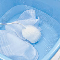 把洗衣器和衣物放入清水中，便會透過超聲波技術不斷震動，令衣物上的污漬沉澱。