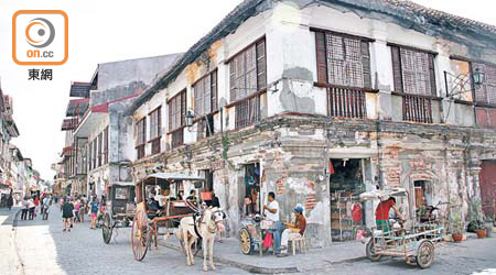 維干古鎮中心的奎俊洛哥路保留了糅合西班牙、中國及菲律賓三地建築風格的Bahay Na Bato，呈現出當年的殖民風景。