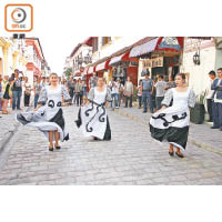 維干古鎮安排了街道上載歌載舞的表演，吸引大批遊客圍觀及拍攝，炒熱現場氣氛。